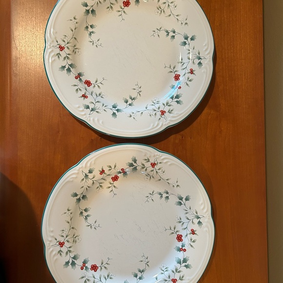 Pfaltgraff Winterberry dinner plates (2) - Picture 9 of 10